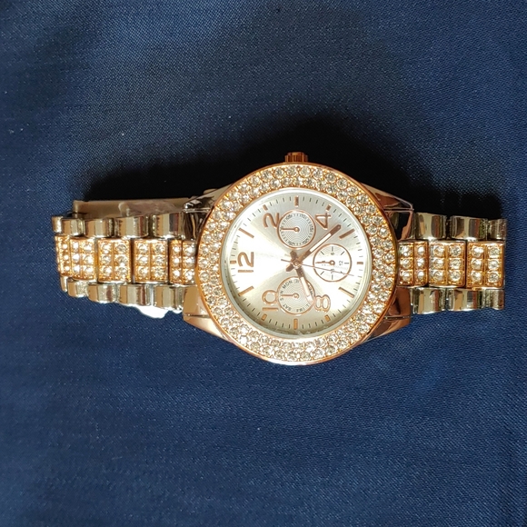 New Accutime Analog Silver & Rose Gold Tone Watch - Picture 2 of 3